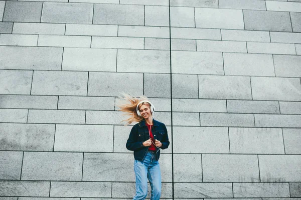 Joven Rubia Alegre Ropa Elegante Escuchando Música Audio Auriculares Modernos — Foto de Stock