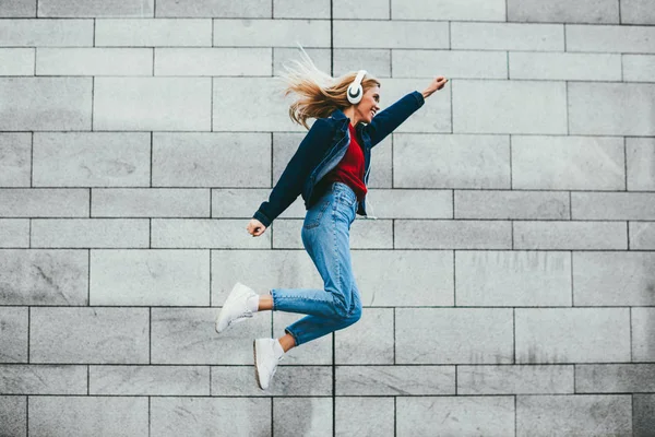 Joven Alegre Vestida Con Ropa Mezclilla Casual Saltando Aire Libre — Foto de Stock