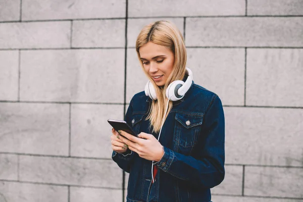 Menina Hipster Loira Fones Ouvido Modernos Pescoço Compartilhamento Mídia Redes — Fotografia de Stock