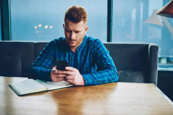 Student Met Rood Haar Online Chatten Smartphone Tijdens Zijn Studie — Stockfoto