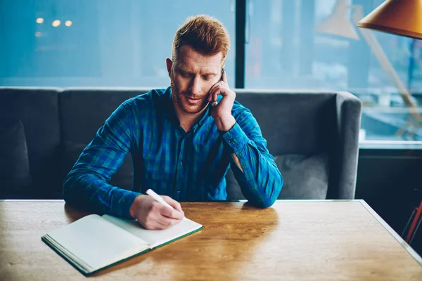 Gerente Masculino Pensativo Com Cabelos Vermelhos Conversando Com Cliente Dispositivo — Fotografia de Stock