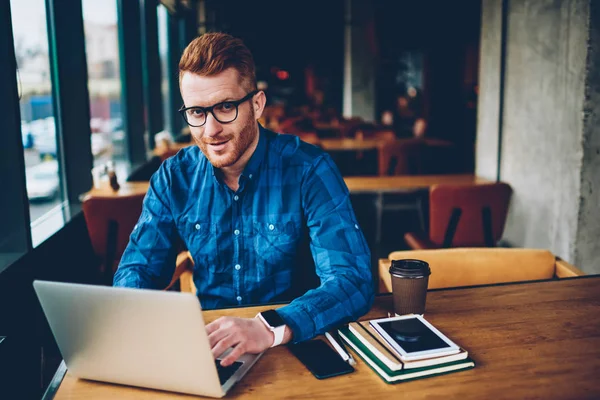 Porträt Eines Gut Aussehenden Erfolgreichen Unternehmers Mit Brille Der Die — Stockfoto