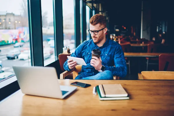 Elegante Blogger Maschile Con Capelli Rossi Siti Web Lettura Con — Foto Stock