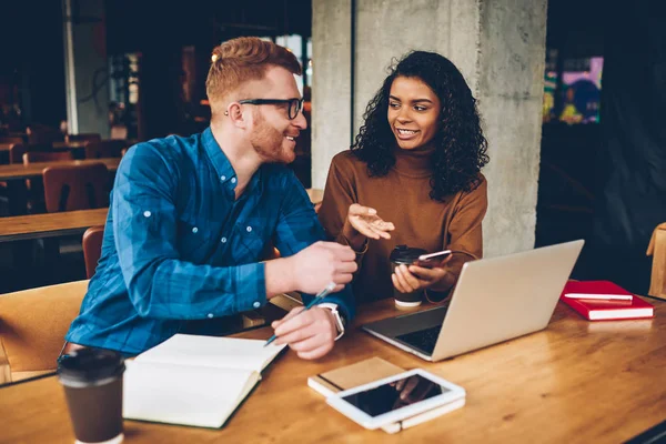 Dos Estudiantes Hábiles Discutiendo Nuevo Proyecto Durante Estudio Computadora Portátil — Foto de Stock