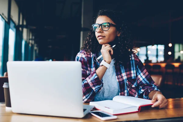 Mujer Joven Afroamericana Reflexiva Con Pelo Rizado Pensando Ideas Creativas —  Fotos de Stock