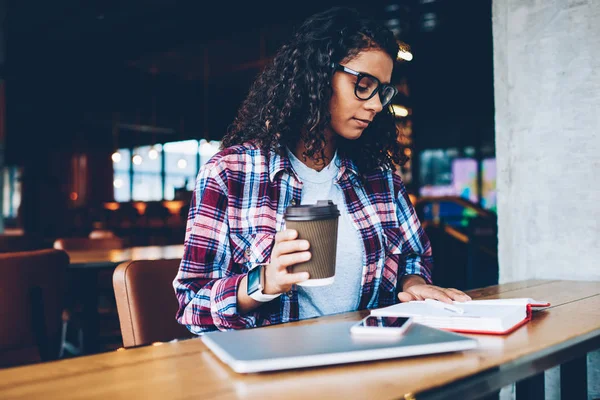 Pensif Étudiant Afro Américain Avec Les Cheveux Bouclés Lecture Livre — Photo