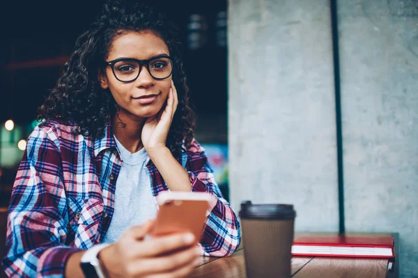 Porträt Einer Hübschen Dunkelhäutigen Jungen Frau Mit Lockigem Haar Die — Stockfoto