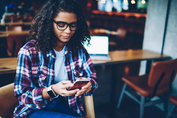 African American Ung Kvinna Med Lockigt Hår Chattar Online Smartpone — Stockfoto