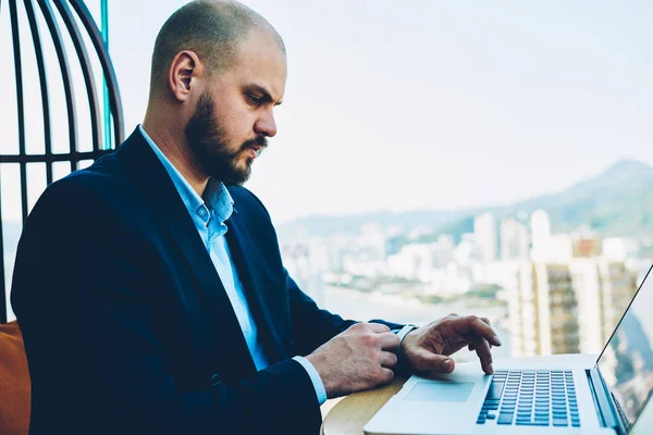 Empresario Masculino Serio Traje Negro Que Busca Noticias Financieras Que — Foto de Stock