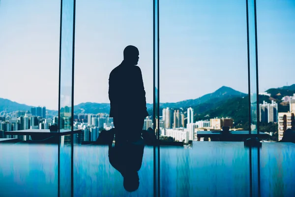 Die Silhouette Des Firmeninhabers Der Neben Großen Glasfenstern Steht Und — Stockfoto