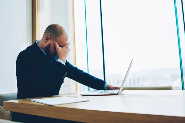 Unavený Muž Finanční Zaměstnanec Depresivní Neúspěšné Obchodního Projektu Přenosného Počítače — Stock fotografie