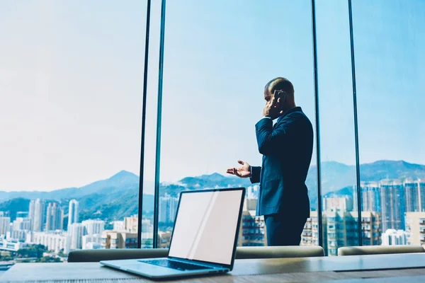 Banquero Experimentado Que Comunica Sobre Proyecto Empresarial Teléfono Inteligente Pie — Foto de Stock