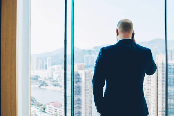 Vista Trasera Del Hombre Negocios Vestido Con Traje Formal Negro — Foto de Stock