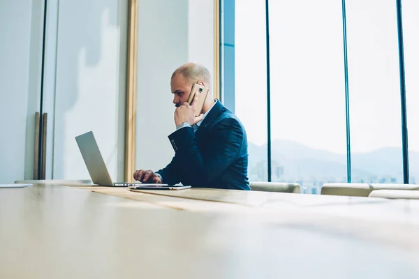 Männlicher Firmeninhaber Gespräch Über Die Entwicklung Von Jahresabschlüssen Mit Geschäftspartner — Stockfoto