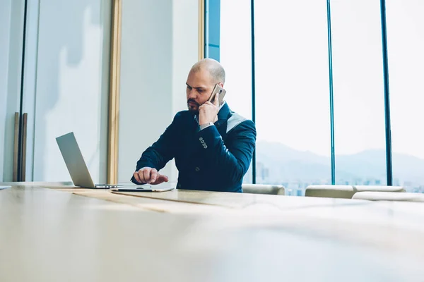 Drukke Zeker Trots Ceo Mobiele Gesprek Businessplan Smartphoneapparaat Terwijl Het — Stockfoto