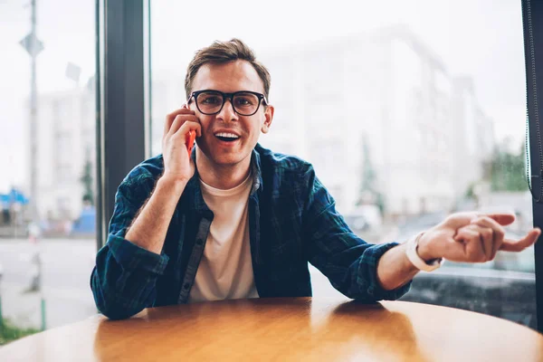 Joven Guapo Emocional Inteligente Estudiante Masculino Gafas Moda Que Divierten — Foto de Stock