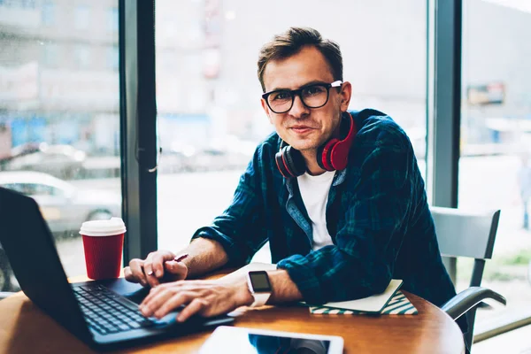 Halva Längden Porträtt Positiva Kompetenta Frilansare Glasögon Att Skapa Presentation — Stockfoto