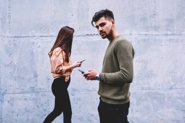Modern teknoloji duygu onu görmezden onun kız arkadaşı ise gerçek iletişim eksikliği bağımlısı sıkılmış genç adam portresi tercih sosyal ağlar üzerinden smartphone içinde takipçileri ile sohbet