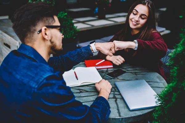 Ler Manliga Och Kvinnliga Studenter Firar Framgångsrika Lagarbete Stöta Nävar — Stockfoto