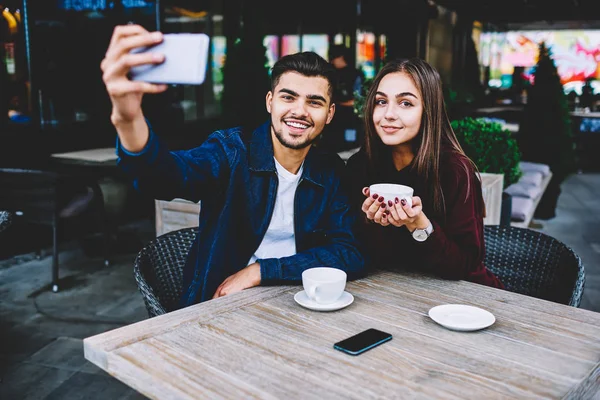 可爱的浪漫情侣肖像自拍在现代智能手机上 而在咖啡馆休息 男性和女性最好的朋友 为社会网络的照片花时间一起开会 — 图库照片