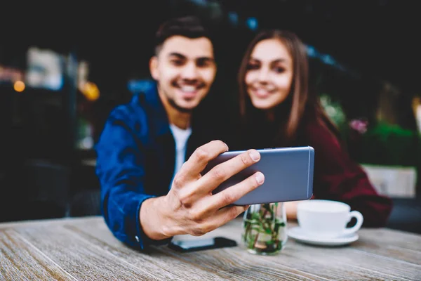 Foco Seletivo Smartphone Mão Jovem Sentado Com Namorada Terraço Café — Fotografia de Stock
