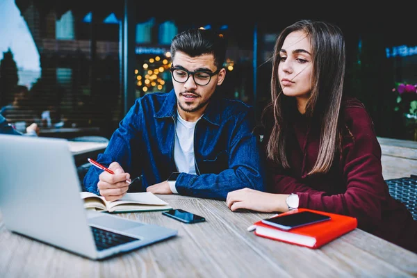 Płci Męskiej Żeńskiej Studentów Oglądania Seminarium Szkolenia Robiąc Notatki Informacjami — Zdjęcie stockowe