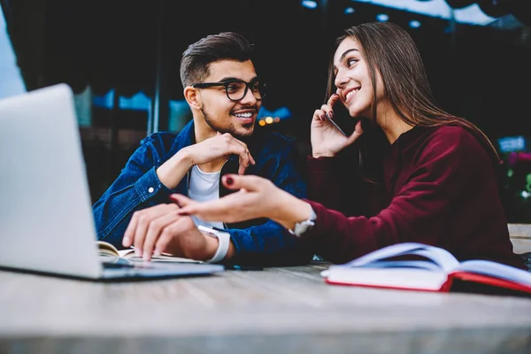 Glad Ung Kvinna Prata Telefon Bekräftar Boka Biljetter Med Pojkvän — Stockfoto