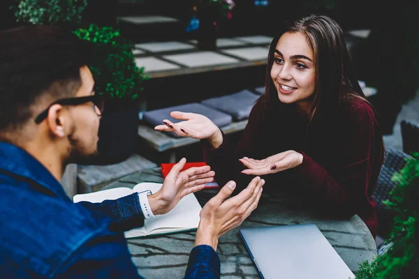 Colegas Masculinas Femininas Emocionais Discutindo Ideias Para Projetos Comuns Compartilham — Fotografia de Stock