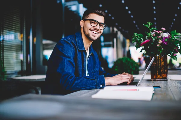 照片中的快乐男性文案在笔记本电脑上键入文本以满足远程工作的要求 微笑的时髦家伙博客在社交网络聊天与追随者在线 — 图库照片