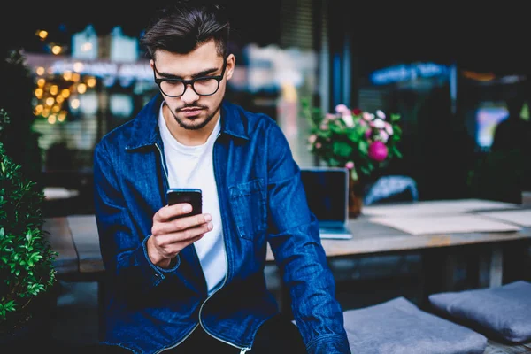 Pensive Young Man Eyewear Reading Notification Smartphone While Updating Software — Stock Photo, Image