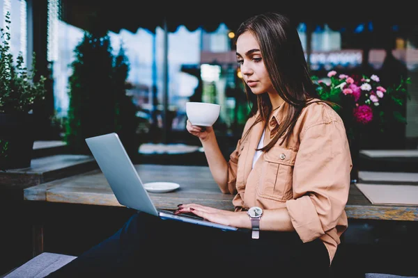 Profesjonalnych Freelancer Kobieta Robi Zadania Zdalnego Pośrednictwem Komputera Przenośnego Podczas — Zdjęcie stockowe