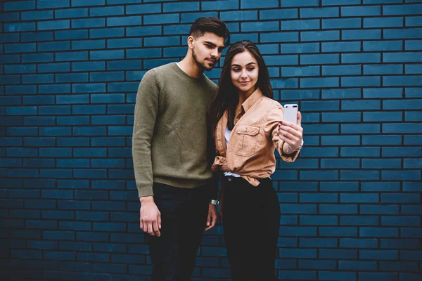 Jóvenes Hipsters Masculinos Femeninos Atuendo Casual Moda Haciendo Foto Fondo —  Fotos de Stock