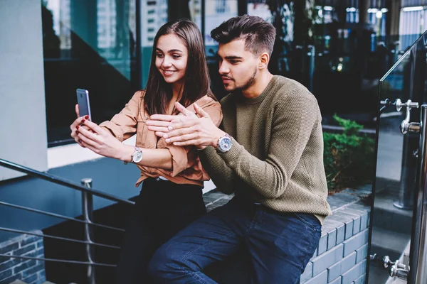 Sorrindo Melhores Amigos Tirando Foto Câmera Smartphone Desfrutando Tempo Livre — Fotografia de Stock