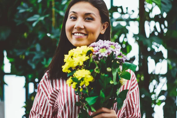 Media Longitud Retrato Alegre Chica Asiática Feliz Tener Hermosas Flores —  Fotos de Stock