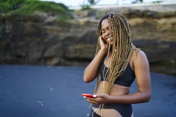 Joyeux Afro Américaine Jeune Femme Heureuse Chansons Audio Écoutant Dans — Photo