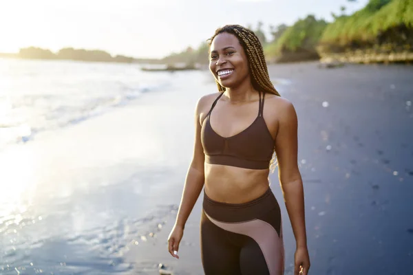 Positivo Afro Americana Giovane Donna Vestita Abito Attivo Ridere Piedi — Foto Stock