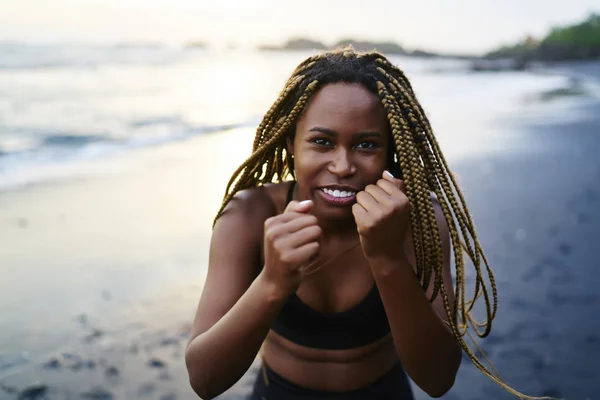 Half Length Portrait Concentrated Black Sportive Girl Dreads Looking Camera — Stock Photo, Image