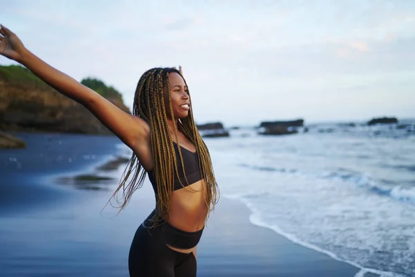 Afro Pozitif Amerikan Genç Kadında Eller Yukarı Sabah Isınma Sahil — Stok fotoğraf