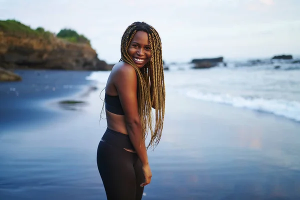 Portrét Roztomilý Afro Americký Sportwoman Dredy Usmívá Kameru Veselá Mladá — Stock fotografie