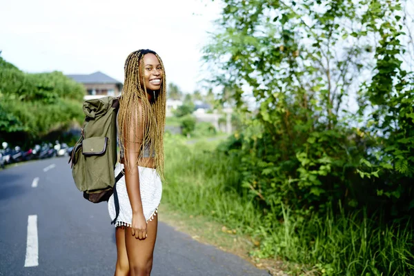 Portrét Šťastný Afro Americký Turista Dredy Usmívá Kameru Během Letní — Stock fotografie