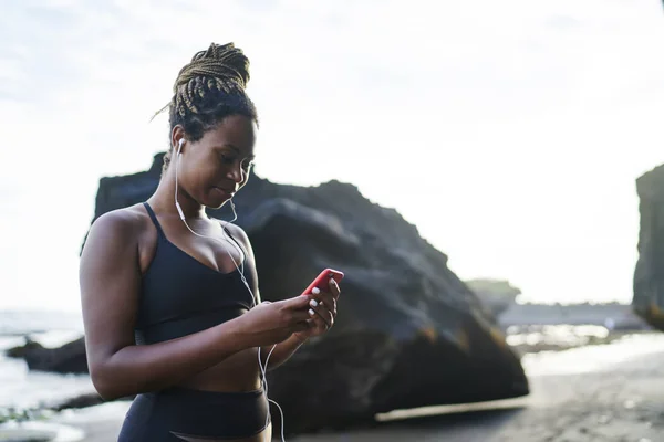 Afro Amerikaanse Sportieve Vrouw Kiezen Audio Nummers Muziek Toepassing Smartphone — Stockfoto