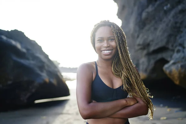 Портрет Веселий Афро Американських Молода Жінка Любитель Спорту Усміхаючись Схрещеними — стокове фото
