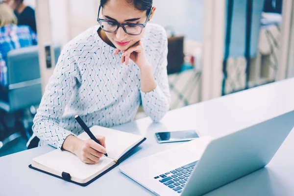 Gerente Mujer Pensativa Planificación Horario Trabajo Organizar Trabajo Oficina Sentado —  Fotos de Stock