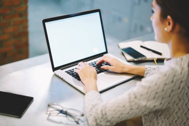 Profesyonel web tasarımcısı sahte ile netbook üzerinde uygulama kullanarak proje oluşturmak için ekran yukarı arkadan görünüşü kadın Yöneticisi online araştırma dizüstü bilgisayar Office web sayfasında tarama yapma