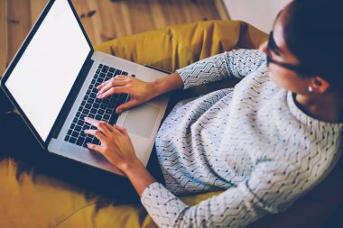Kadın freelancer sahte yayın web sayfasında office coworking içinde mesafe iş klavye ekranı ile netbook kullanarak online, bilgi aramak dizüstü bilgisayarda yazarak kadının Üstten Görünüm