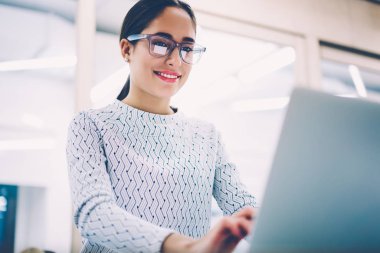 Gülümseyen kadın netbook klavye raporu için online araştırma yapma gözlük içinde klinikte çalışan web pege geribildirim için istemcileri yorum yazarak pozitif kadın İdari İşler Müdürü