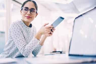 Posta kontrol ve gözlük uzakta tablet dosya indirme arıyor kadın Kliniği, İdari İşler Müdürü olarak çalışan web sitesinin içeriği güncelleştirmek için taşınabilir pc kullanarak yetenekli kadın işçiye