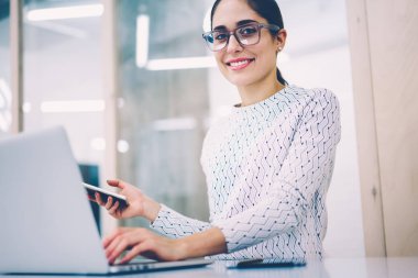 Portre pozitif Ofis Yöneticisi geri bildirimler üstünde örümcek ağı sayfa yolu ile netbook, kadın receiptionalist işgal klinik çalışma sürecinde düzenleme ile kameraya memnun seyir yazarak ileti gönderme