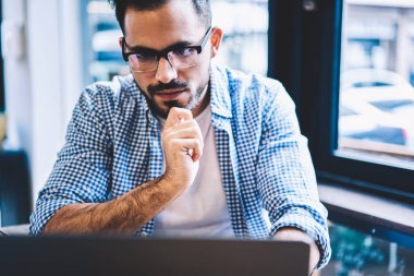 Düşünceli erkek bu bilgi ağlarından, banka hesabınızı kontrol ve online ödeme yapmadan düşünceli hipster adam okuma dizüstü bilgisayar yazılımı ile sorunları çözme durulması geliştirici
