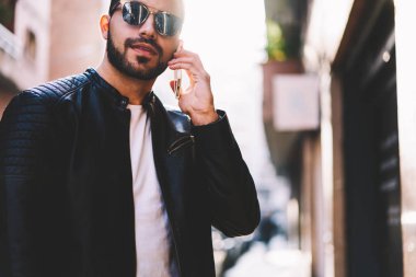 Erkek kişi iletişim hizmeti operatörü danışmanlık ayakta kentsel ayarları, gezici şehir caddede yürüyüş cep telefonu konuşmayı hipster adam bankacılık sahibi olmak için kırpılmış görüntü